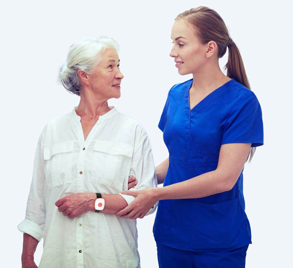 Negovalka drzi pod roko starejso gospo, ki nosi zapestnico za demenco