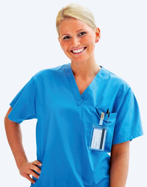Nasmejana medicinska sestra v modri uniformi