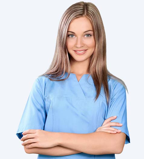 Nasmejana medicinska sestra s prekrizanimi rokami